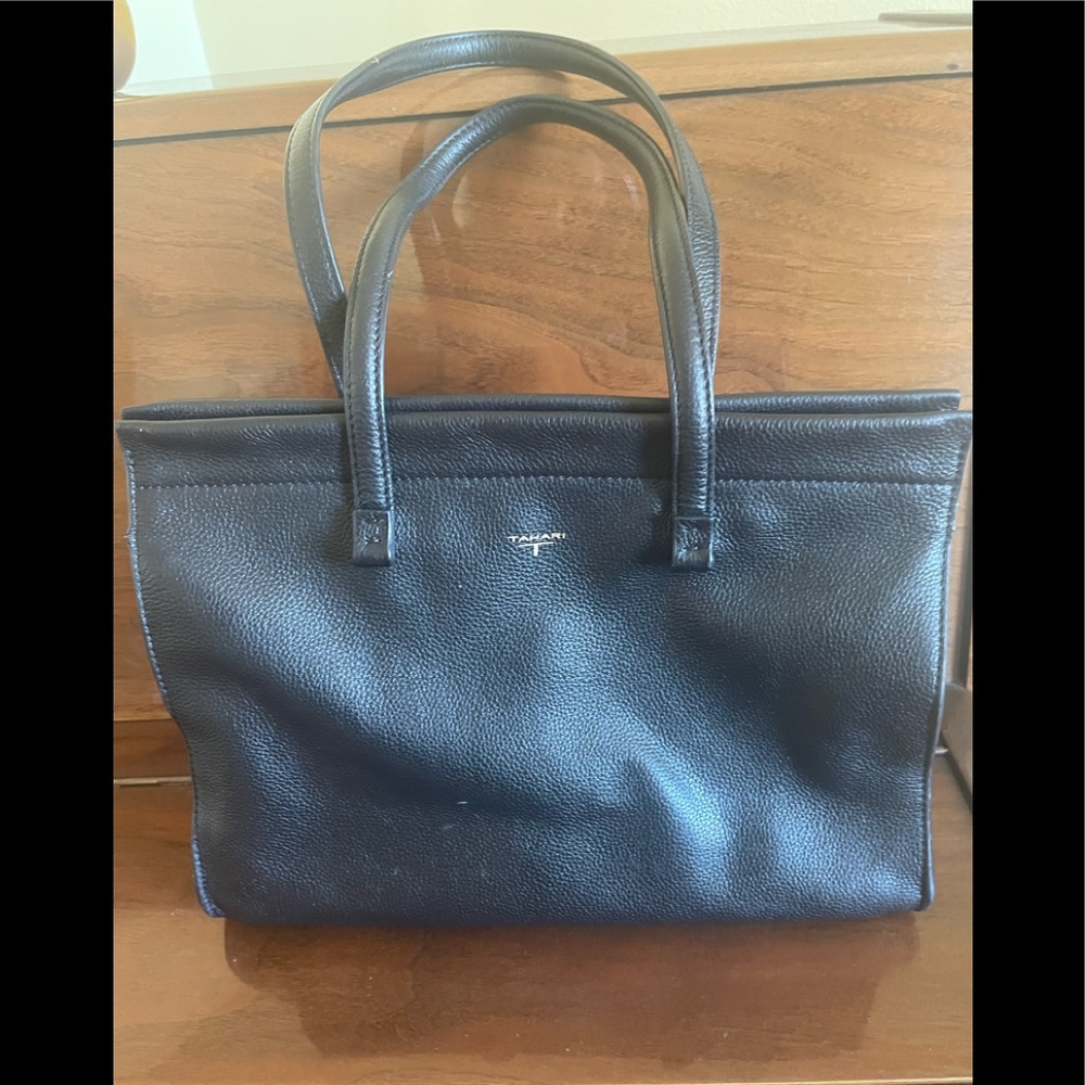 Woman leather bag by tahari black color
